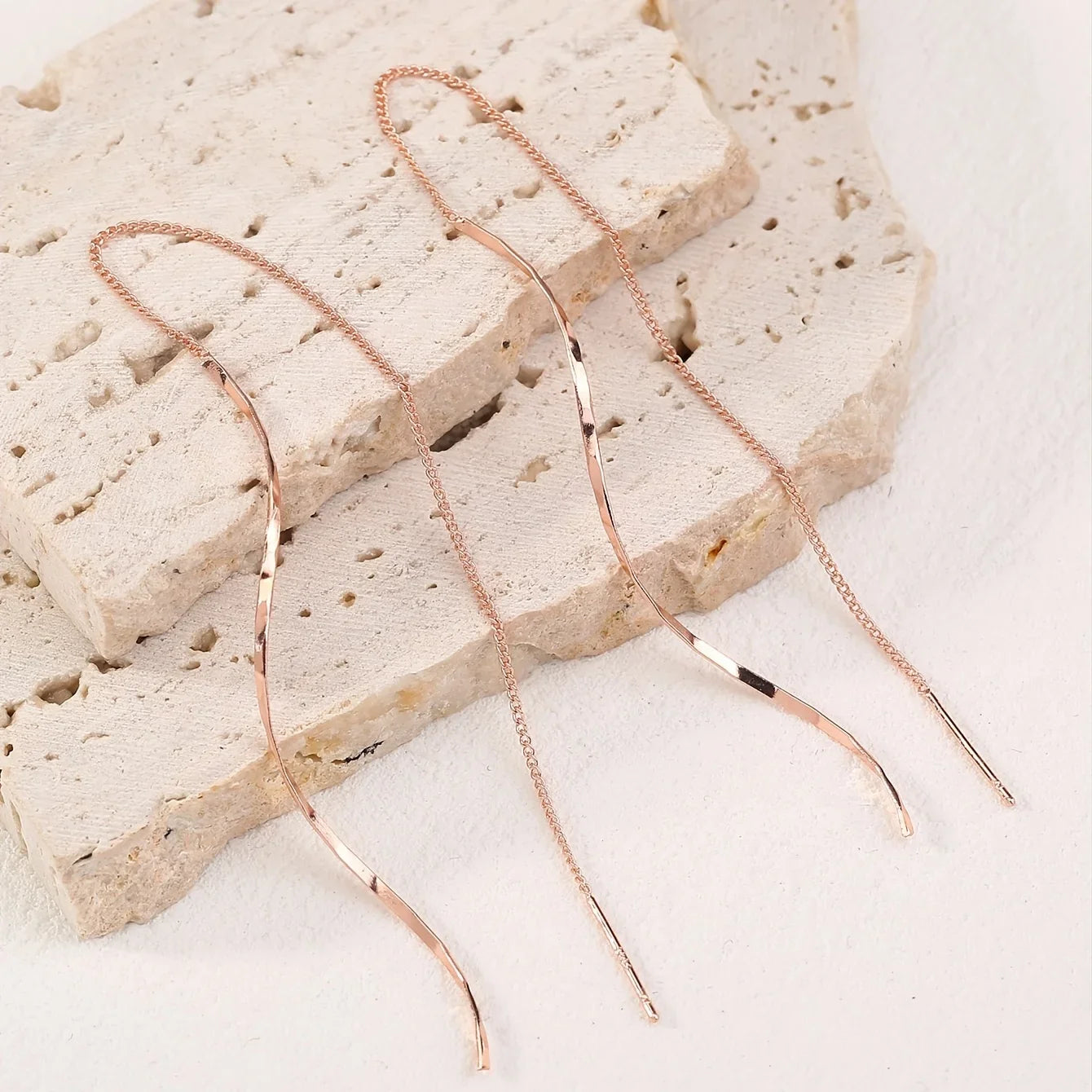 Roségoldene Ohrringe, lange Kette, minimalistisches Design, Schmuck für Damen, elegant.