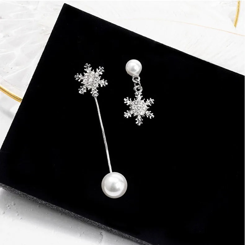 Silberne Schneeflocken-Ohrringe mit Perlen, eleganter Schmuck, festliche Accessoires.