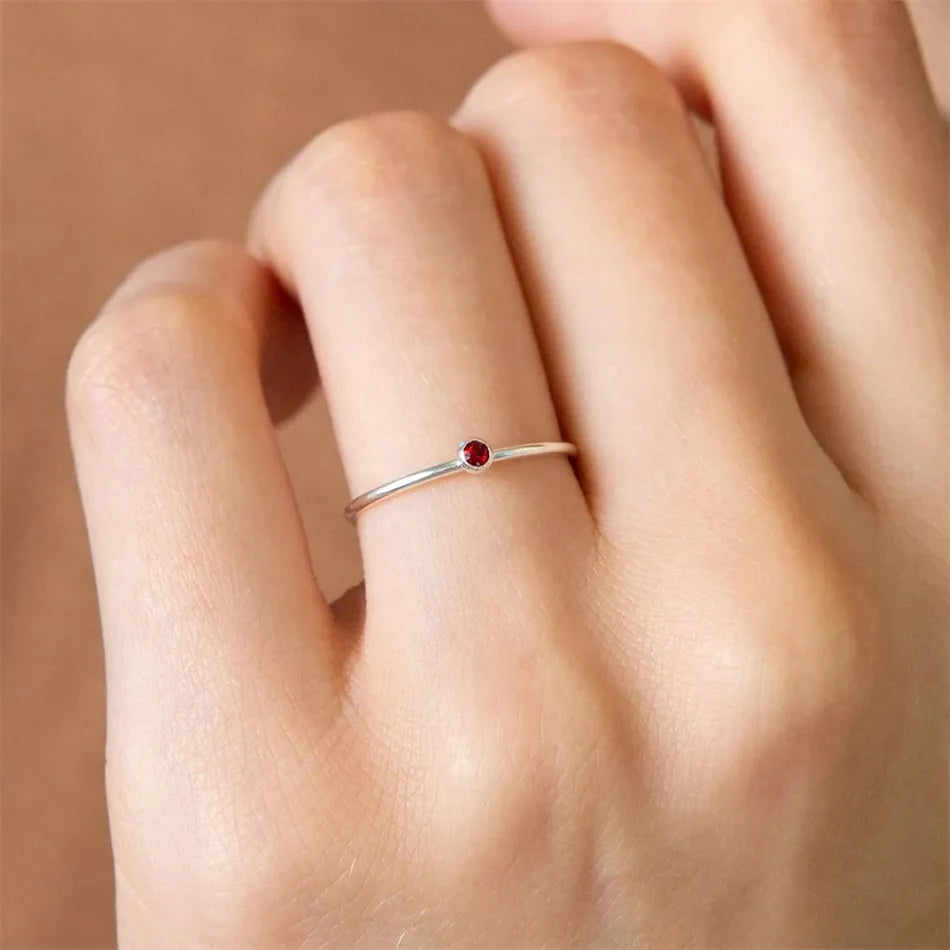 Silberring mit rotem Edelstein, minimalistisches Design, Damenring, Schmuck, Geschenkideen.