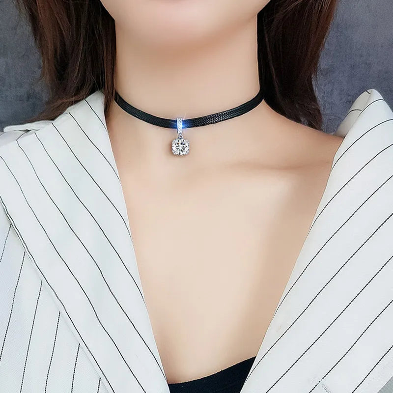 Schwarzes Choker-Halsband mit funkelndem Kristallanhänger, eleganter Schmuck für Damen.