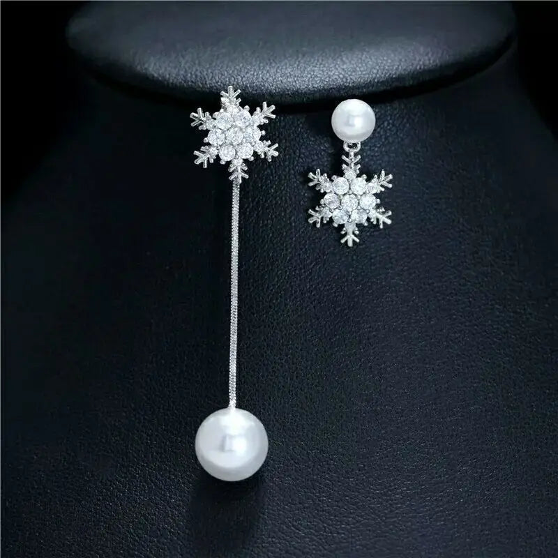 Schneeflocken-Ohrringe mit Perlen, Silber, elegant, Schmuck für Damen, festlich.