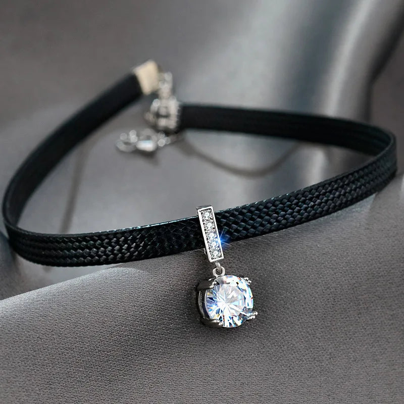 Schwarzes Lederhalsband mit funkelndem Zirkonia-Anhänger, eleganter Schmuck für Damen.