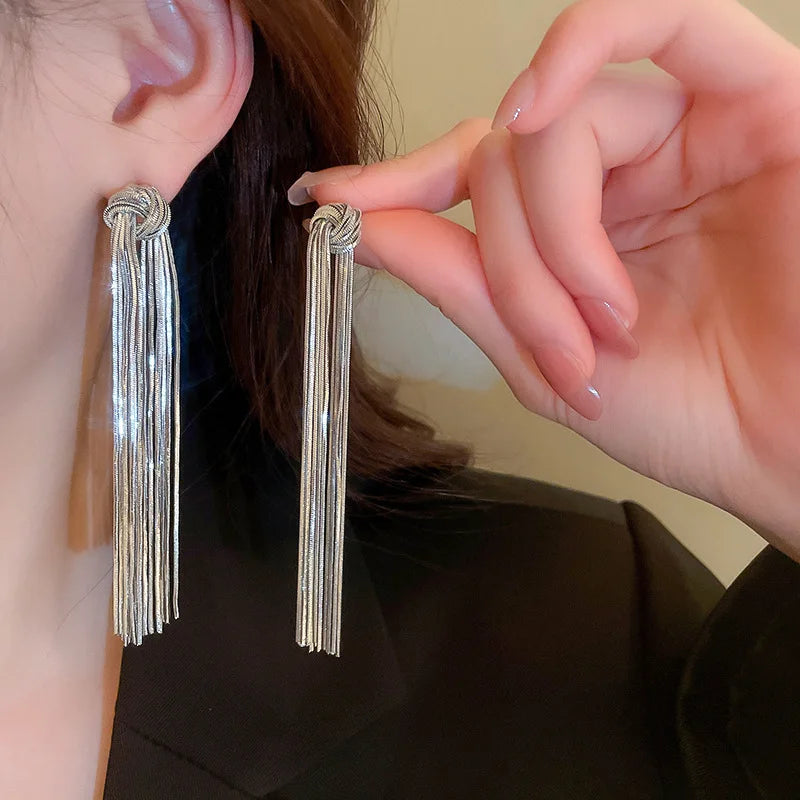 Silberne Quasten-Ohrringe, lange Knoten-Design, eleganter Schmuck für Damen.