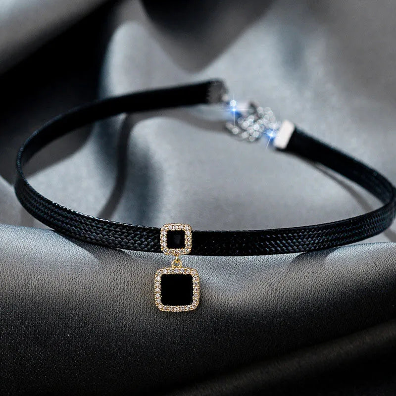 Schwarzes Samt-Choker-Halsband mit quadratischem Anhänger, eleganter Schmuck für Damen.