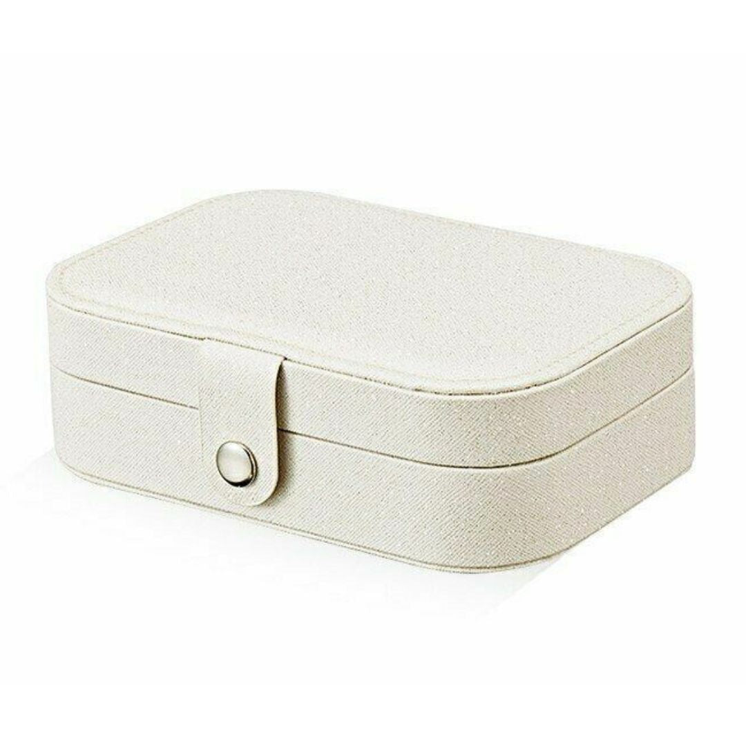 Weiße Schmuckschatulle aus Leder mit Druckknopfverschluss, rechteckig, elegant und modern.