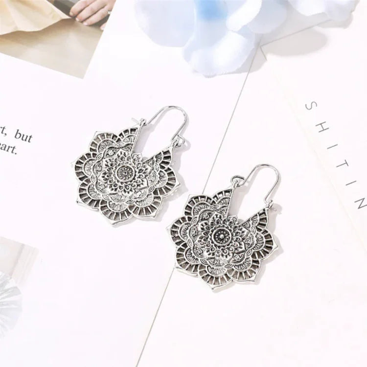 Silberne Mandala-Ohrringe, filigranes Design, Boho-Stil, Schmuck für Damen, modisch.
