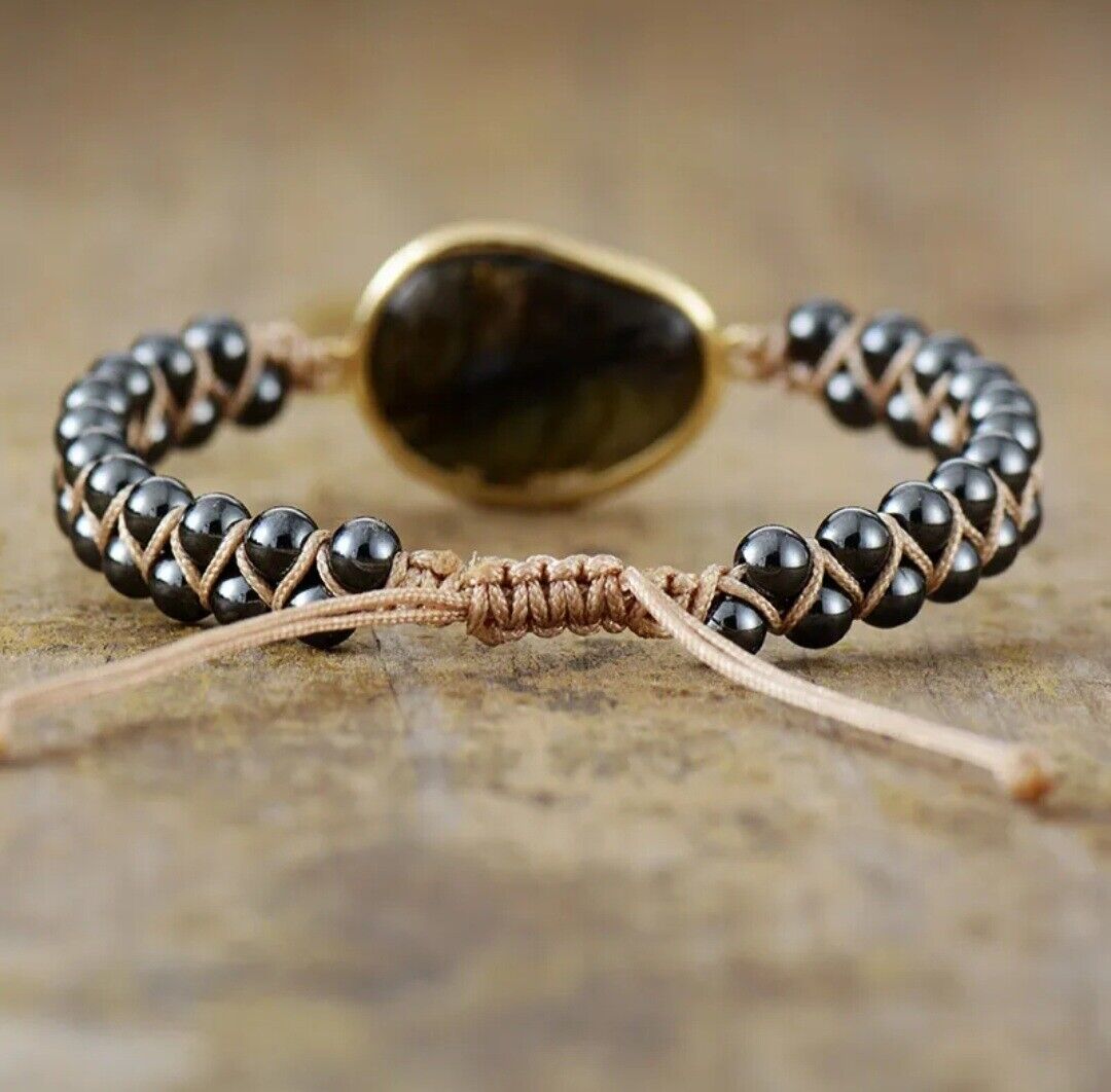 Handgefertigtes Armband mit schwarzen Perlen und braunem Band, Schmuck für Damen und Herren.