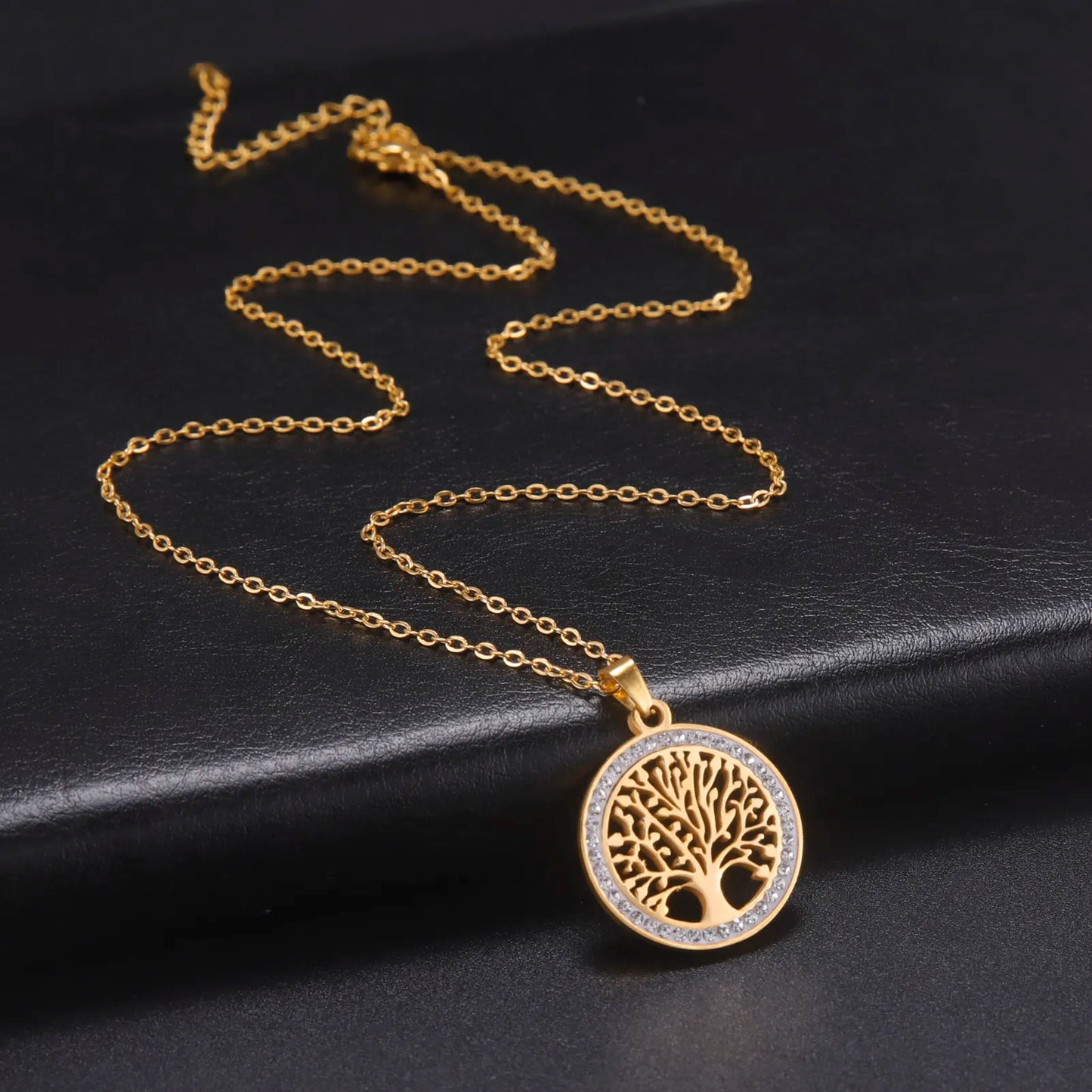 Goldene Lebensbaum-Halskette, runder Anhänger, filigranes Design, Damen-Schmuck, Geschenkidee.
