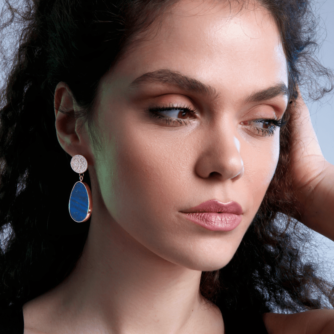 Frau mit blauen Ohrringen, eleganter Schmuck, modisches Accessoire, Nahaufnahme, Porträt.