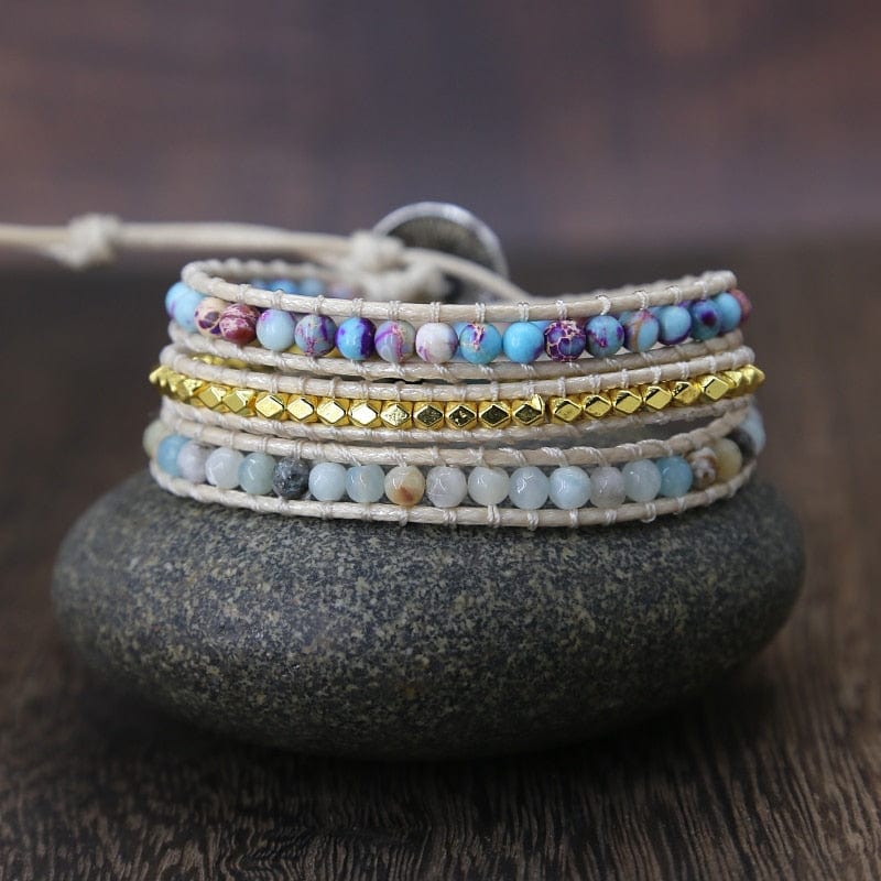 Handgemachtes Boho-Armband, dreifach gewickelt, mit bunten Natursteinen und Leder, Vintage-Stil.
