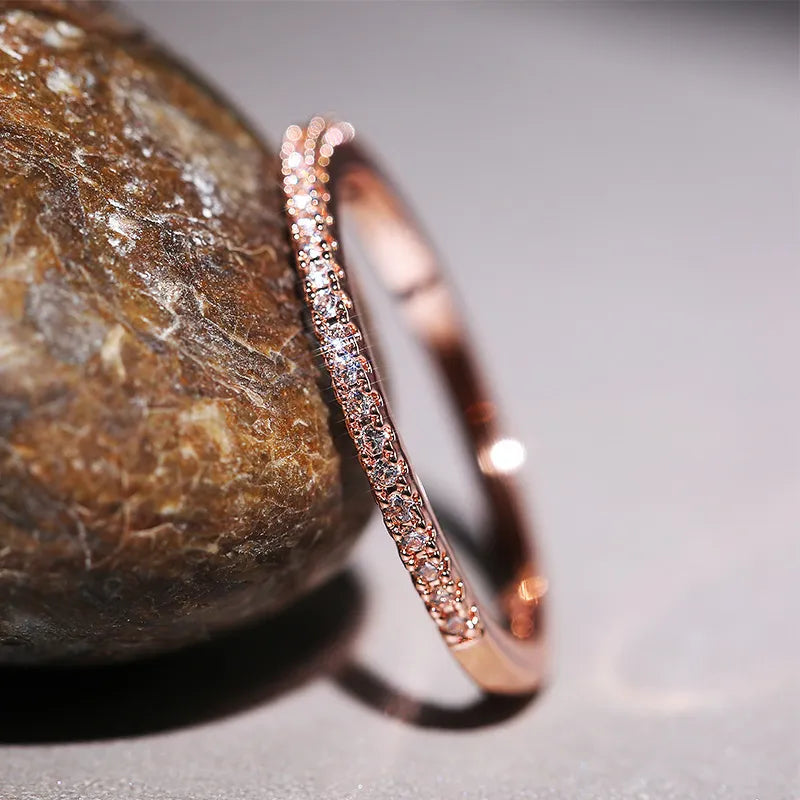 Roségoldener Diamantring, filigran, glänzend, elegantes Schmuckstück, ideal als Verlobungsring.