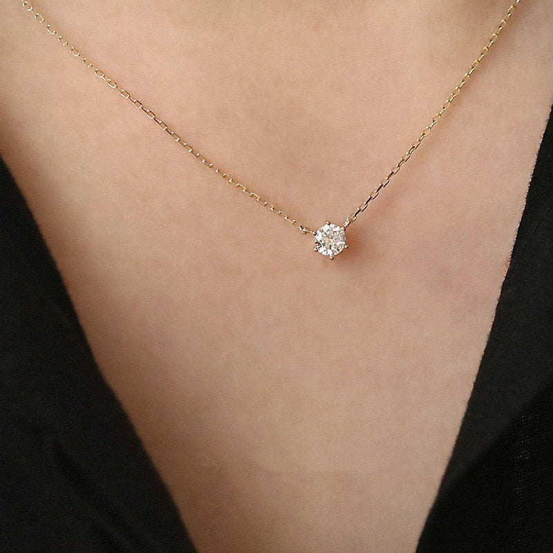 Goldene Halskette mit funkelndem Diamantanhänger, eleganter Schmuck für Damen.