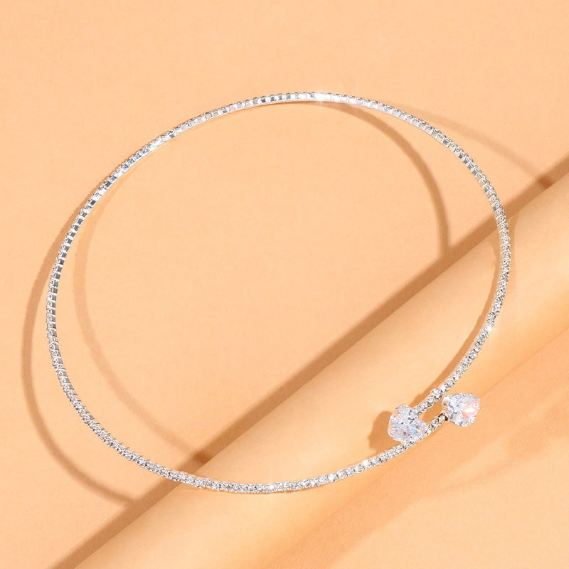 Silbernes Halskette mit Zirkonia, elegantes Design, Schmuck für Damen, funkelnd, modisch.