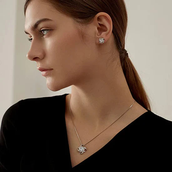 Frau mit silberner Halskette und Ohrringen, eleganter Schmuck, minimalistisches Design.