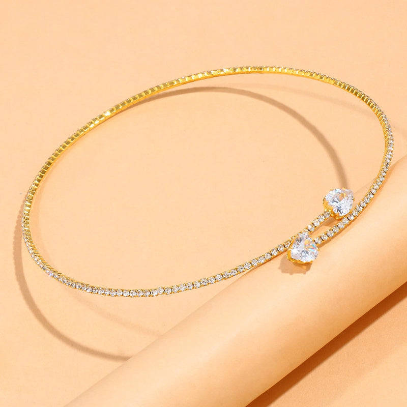 Goldenes Armreif mit Zirkonia-Steinen, elegantes Schmuckstück, Damen-Accessoire, modisch.