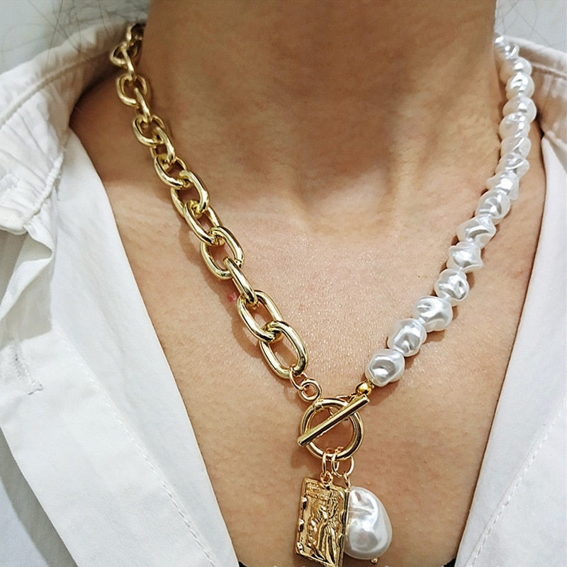 Goldene und perlenbesetzte Halskette, asymmetrisches Design, modisches Schmuckstück für Damen.