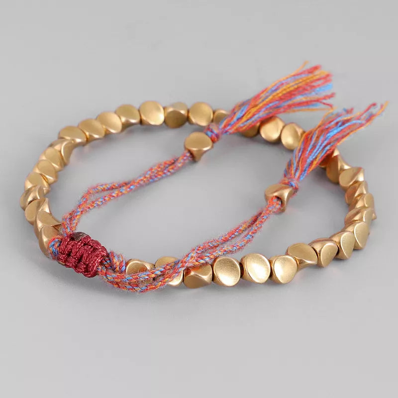 Goldfarbenes Armband mit bunten Fäden, handgefertigt, Schmuck für Damen, modisch.