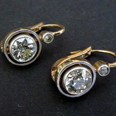 Goldene Ohrringe mit Diamanten, Vintage-Stil, luxuriöser Schmuck, elegantes Design.