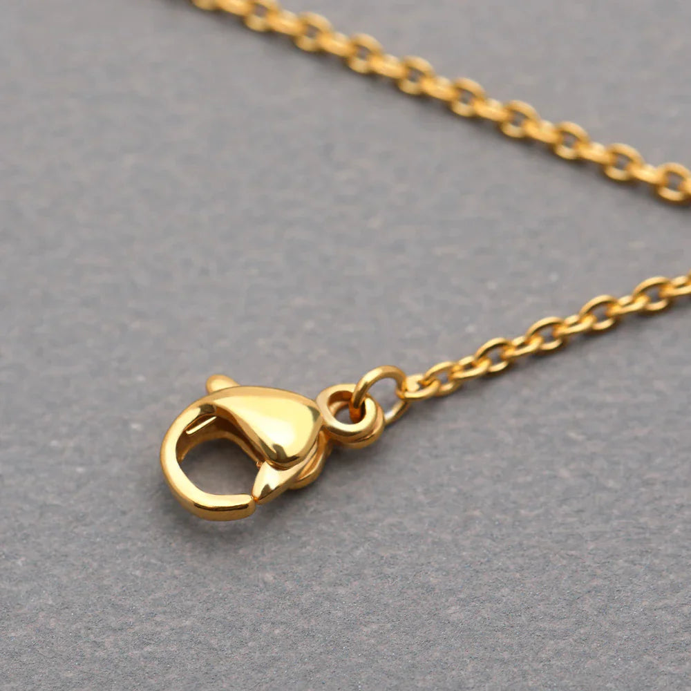 Goldene Halskette mit Karabinerverschluss, elegantes Schmuckdesign, Damenaccessoire.