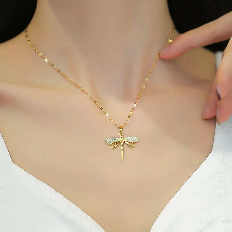 Goldene Libellen-Halskette, Damen-Schmuck, funkelnde Kristalle, elegantes Design, Geschenkidee.