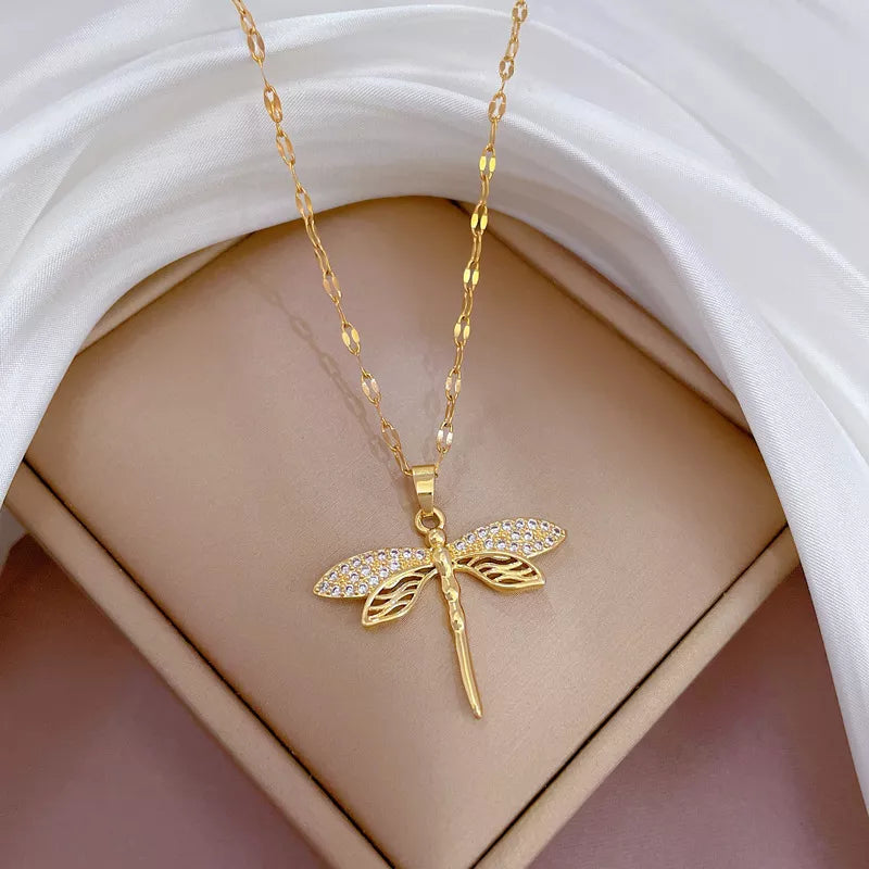 Goldene Libellen-Halskette mit Kristallen, elegantes Schmuckstück, Damen-Accessoire.