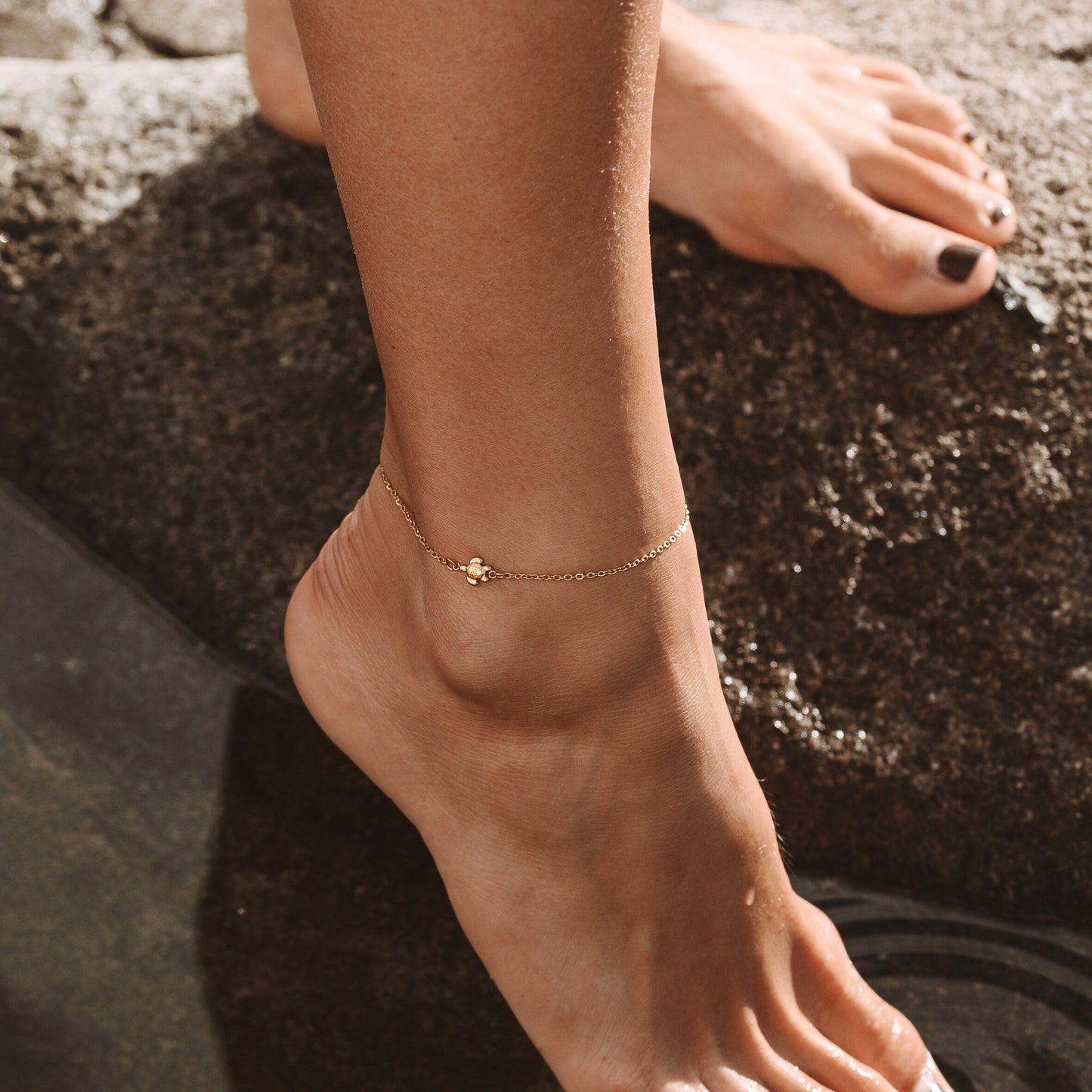 Goldene Meeresschildkröten-Fußkette am Knöchel, eleganter Schmuck für den Sommer.