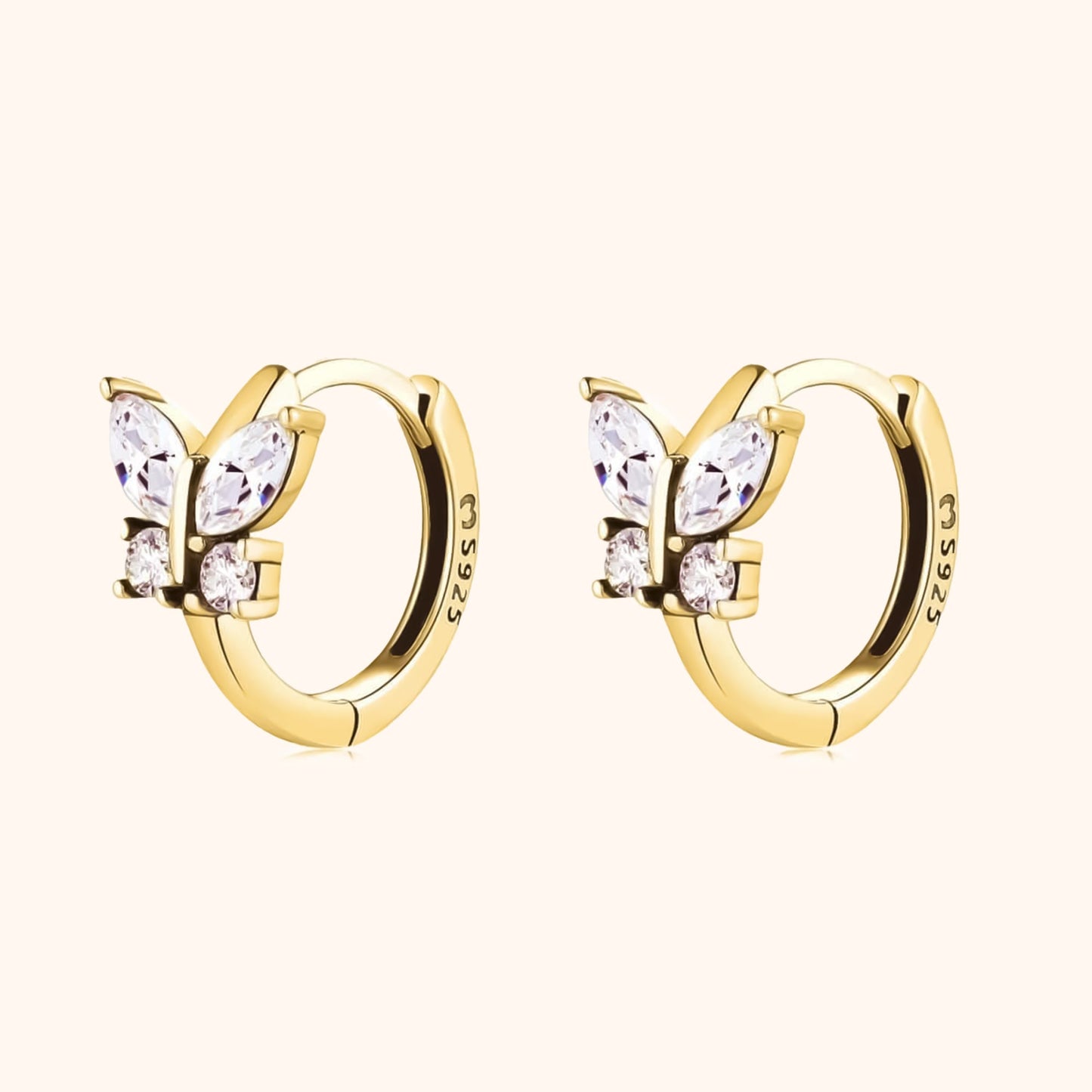 Goldene Creolen mit Schmetterlingsdesign und Zirkonia-Steinen, eleganter Schmuck für Damen.