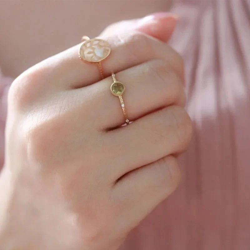 Goldener Damenring mit grünem Stein, elegantes Design, Schmuck für Frauen, modisches Accessoire.