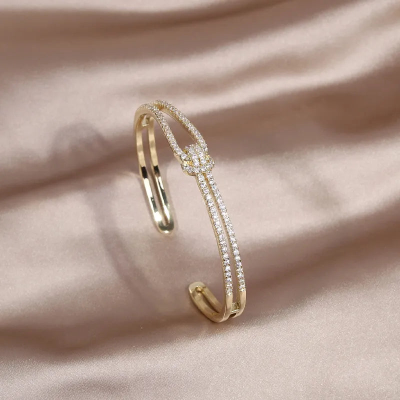 Goldenes Armreif mit Diamanten, elegantes Schmuckdesign, luxuriöses Accessoire für Damen.