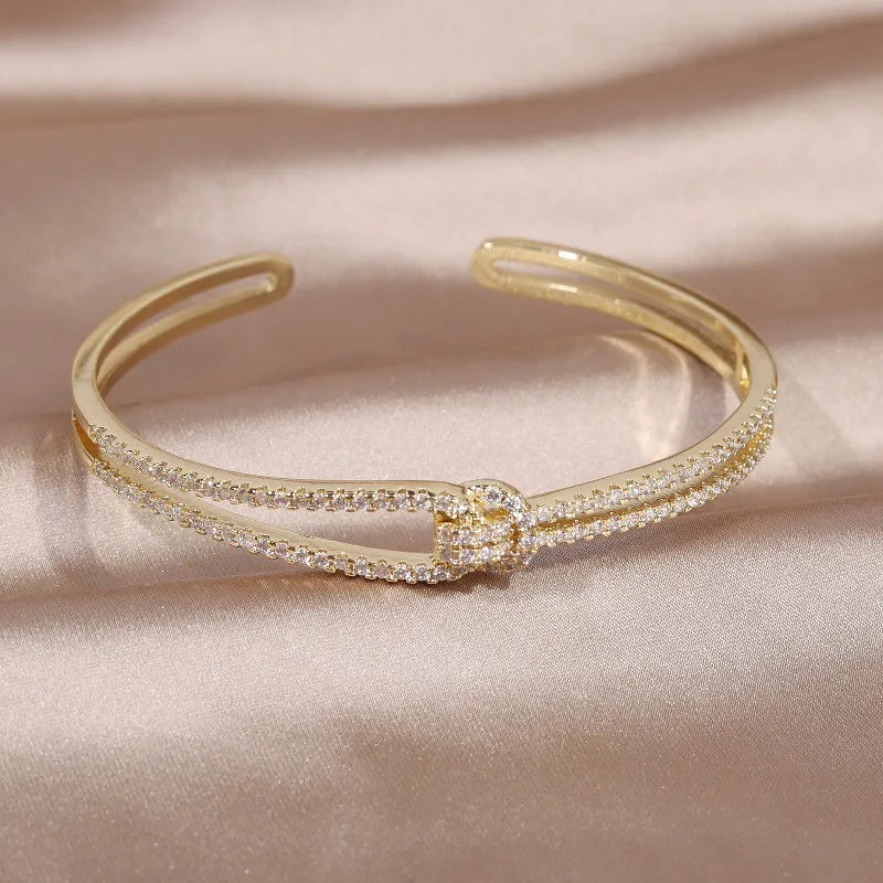 Goldenes Armreif mit Strasssteinen, elegantes Design, Schmuck für Damen, luxuriöses Accessoire.