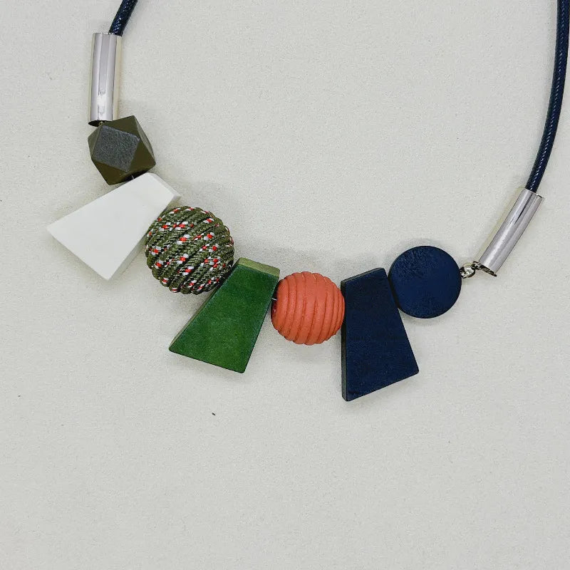Bunte Halskette mit geometrischen Anhängern, handgefertigt, modern, Schmuck, Damenaccessoire.