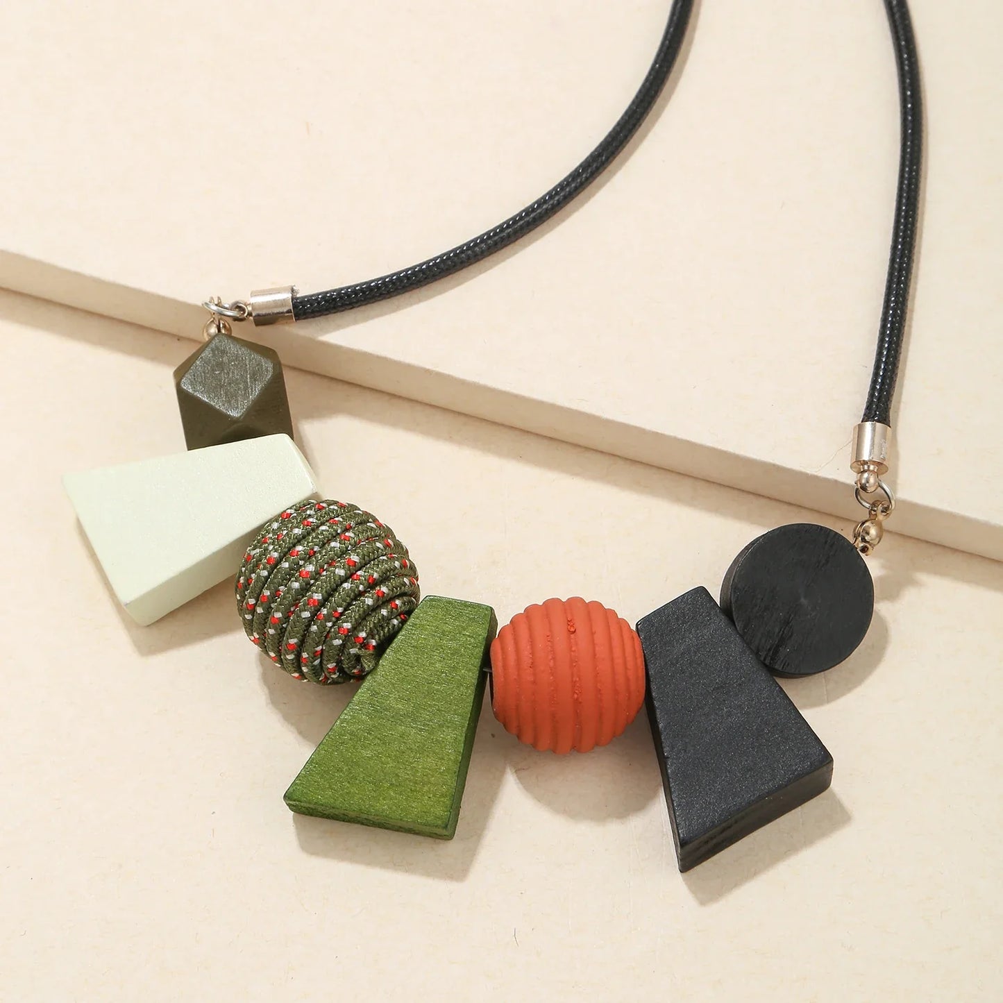 Halskette mit geometrischen Holzanhängern, bunt, modern, Damenmode, Accessoire, Geschenkidee.