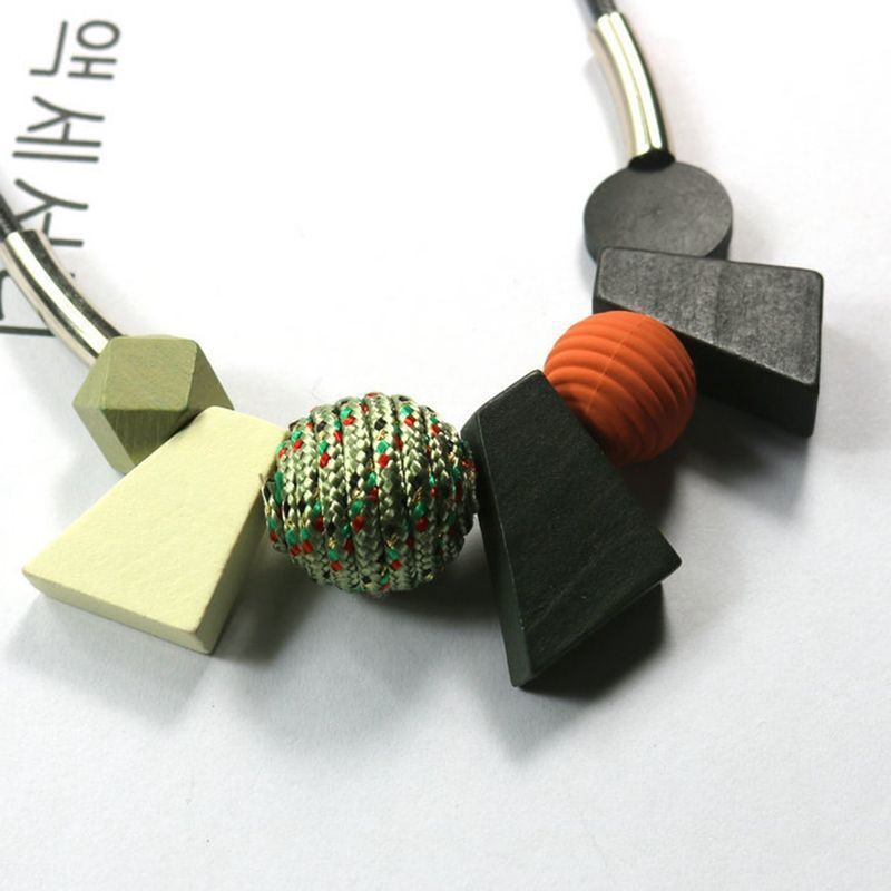 Halskette mit geometrischen Holzperlen, bunt, modern, handgefertigt, Modeschmuck, Damen.