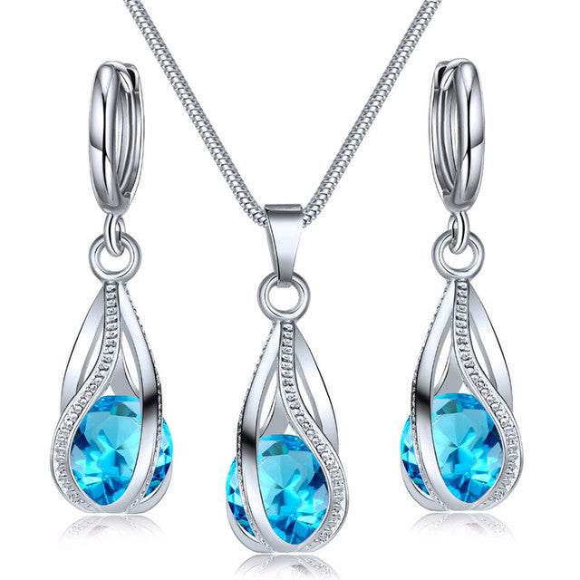 Silberne Halskette und Ohrringe Set mit blauen Zirkonia, eleganter Schmuck für Frauen.