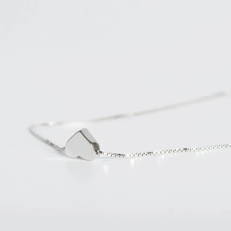 Silberne Herz-Halskette, minimalistisches Design, eleganter Schmuck für Damen, Geschenkidee.