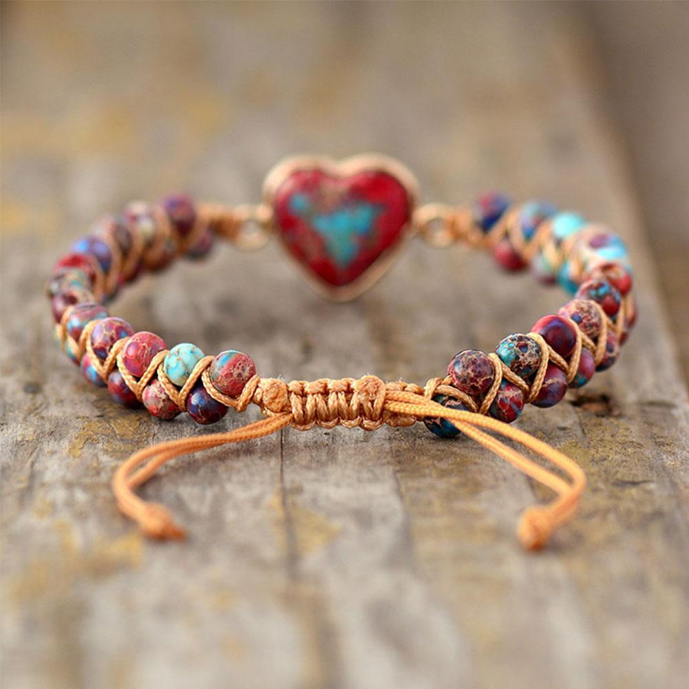 Buntes Armband mit Natursteinperlen und Herzanhänger, handgefertigt, verstellbar, Boho-Stil.