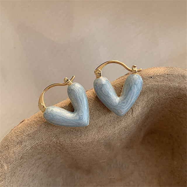 Herzförmige Ohrringe, blau-weiß, goldene Details, modisch, koreanischer Stil, Damenaccessoire.