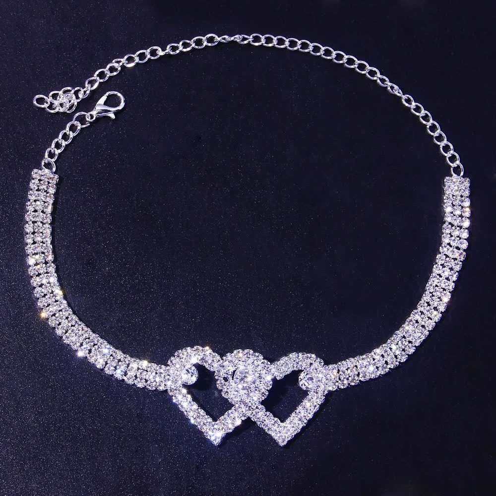 Silberne Halskette mit Herzanhänger, funkelnde Strasssteine, eleganter Schmuck für Damen.