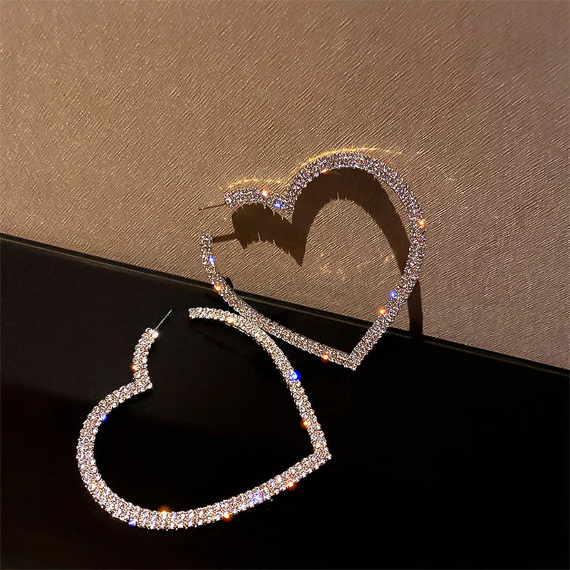 Herzförmige Ohrringe mit Strasssteinen, funkelnd, modisch, Schmuck für Damen, elegant.