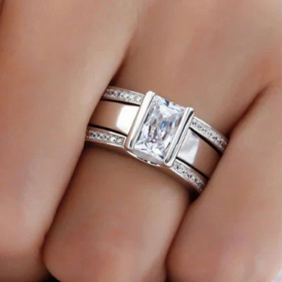 Silberner Verlobungsring mit rechteckigem Diamant, Damenring, elegantes Schmuckdesign.