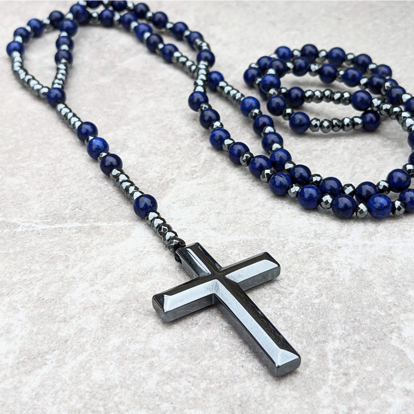Hämatit-Kreuzkette mit blauen Perlen, handgefertigter Schmuck, modisches Accessoire.
