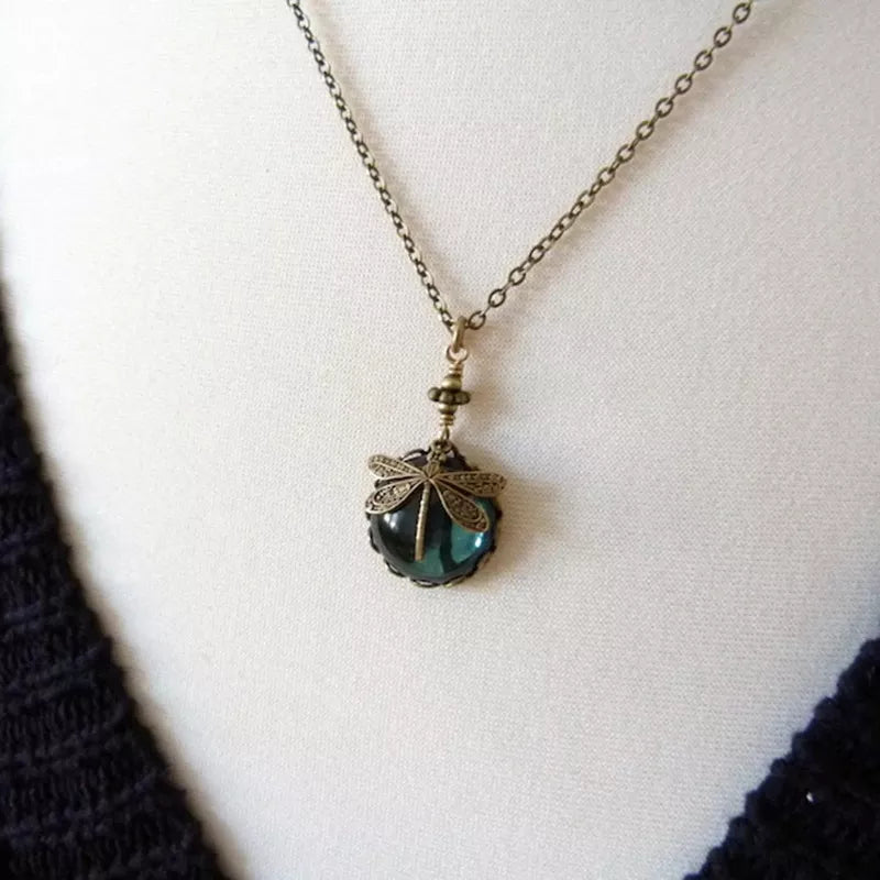 Antike Halskette mit Libellenanhänger, bronzefarben, blauer Kristall, Damenmode-Schmuck.