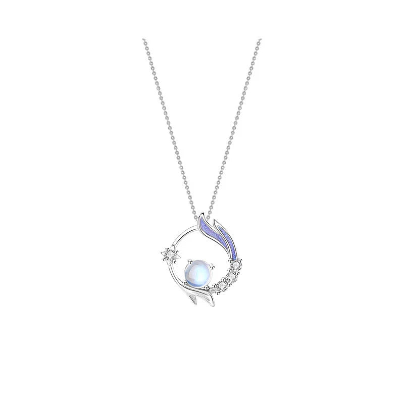 Silberne Halskette mit rundem Anhänger, Mondstein und blauen Akzenten, eleganter Schmuck.