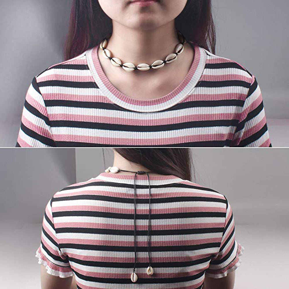 Frau mit gestreiftem Shirt trägt Muschel-Halskette, modisches Accessoire, Boho-Stil.