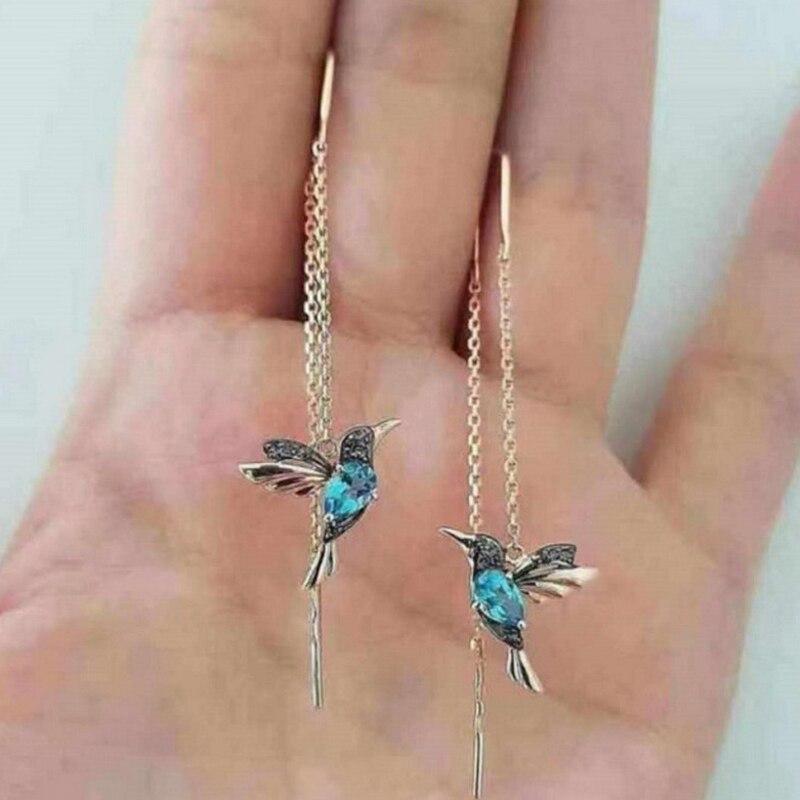 Silberne Ohrringe mit Ketten und blauen Kolibri-Anhängern, eleganter Schmuck für Damen.