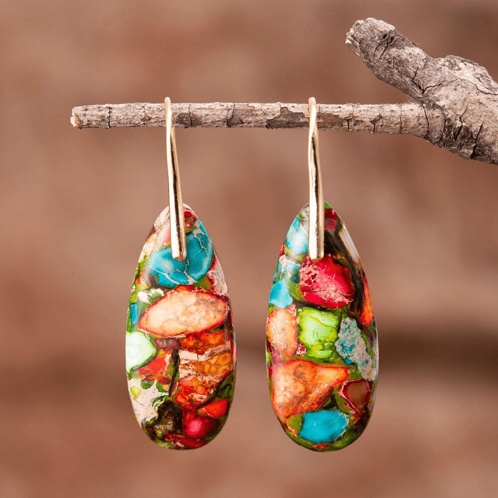 Bunte Jaspis-Tropfen-Ohrringe, handgemacht, Boho-Stil, an Ast hängend.