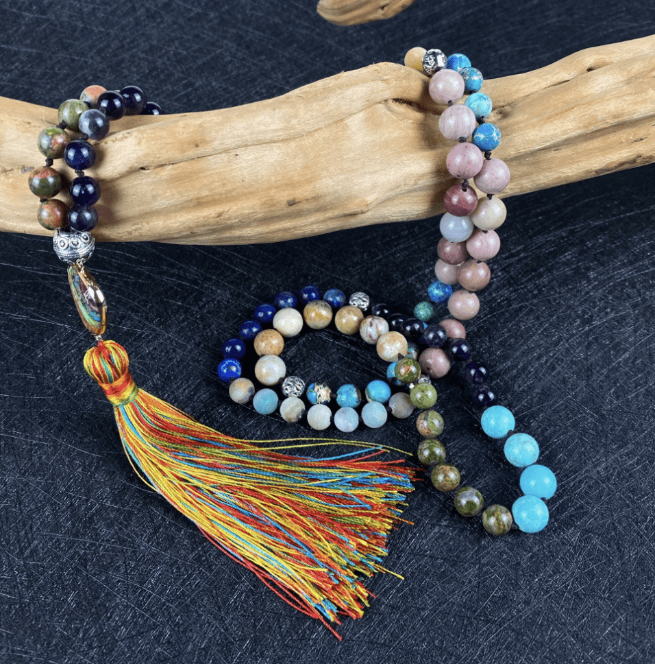 Handgemachte Mala-Kette, bunte Edelsteine, Quaste, Boho-Stil, spiritueller Schmuck.