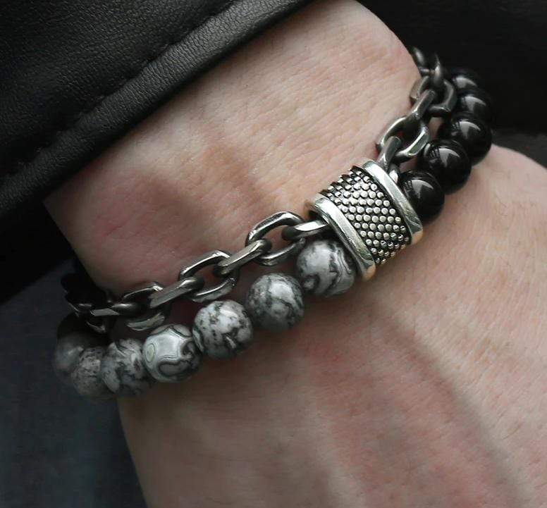 Armband aus schwarzen und grauen Steinperlen mit Metallkette, modisches Herrenaccessoire.