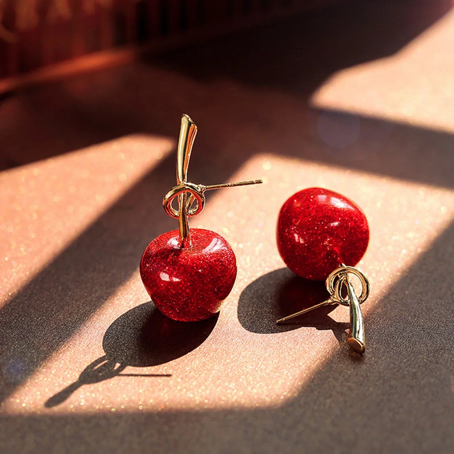 Rote Kirsch-Ohrringe aus Harz mit goldenen Stielen, modischer Schmuck für Damen.
