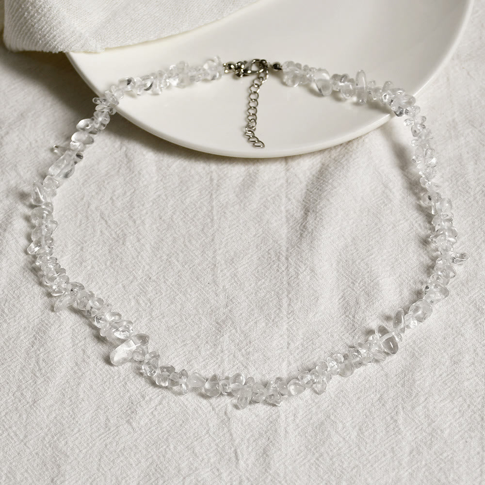 Klarer Quarzstein-Halskette auf weißem Stoff, elegantes Schmuckdesign, Damenaccessoire.